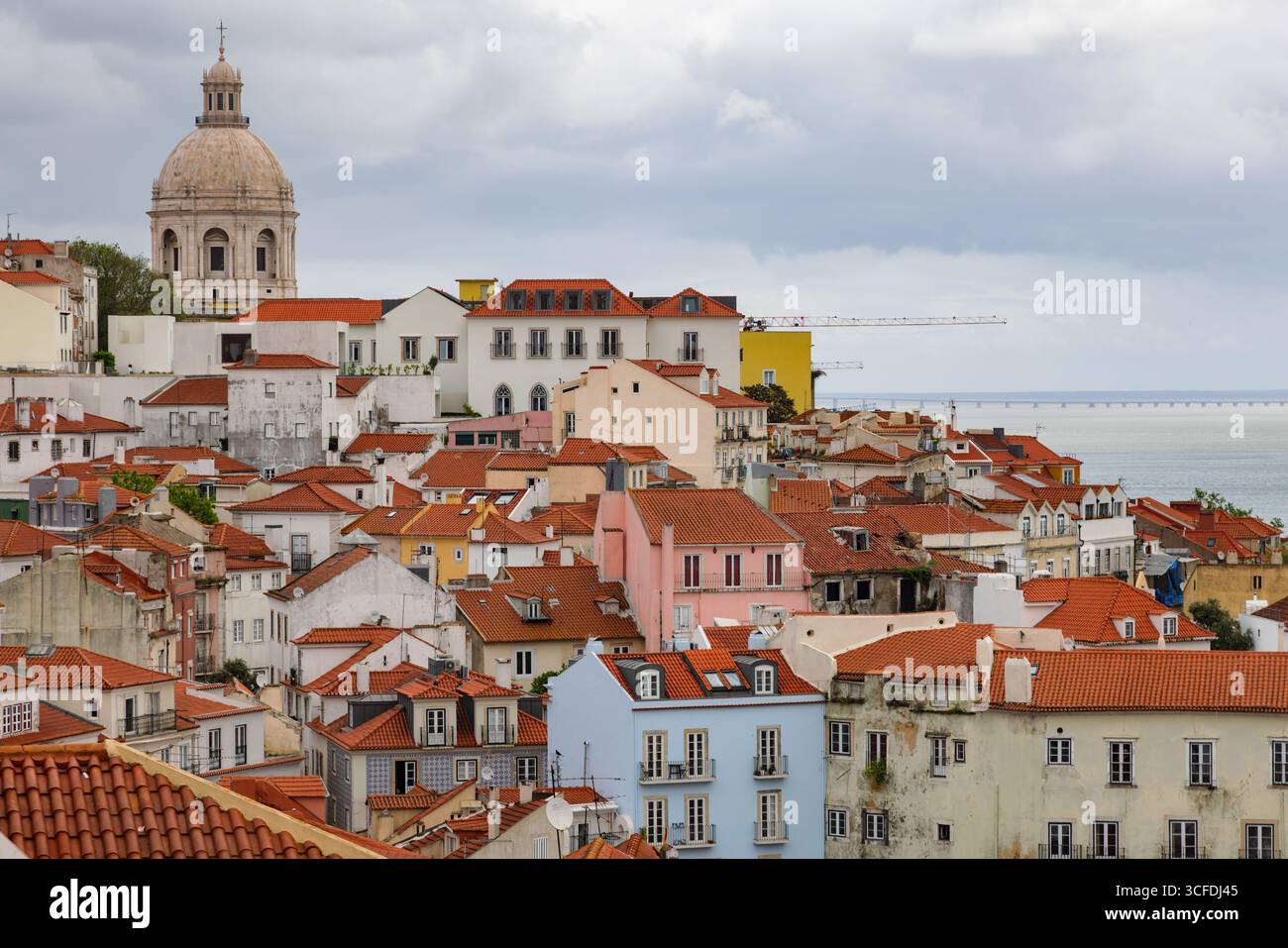 Vue sur les toits de tuiles rouges et les façades colorées de la vieille ville de Lisbonne, Portugal. Banque D'Images