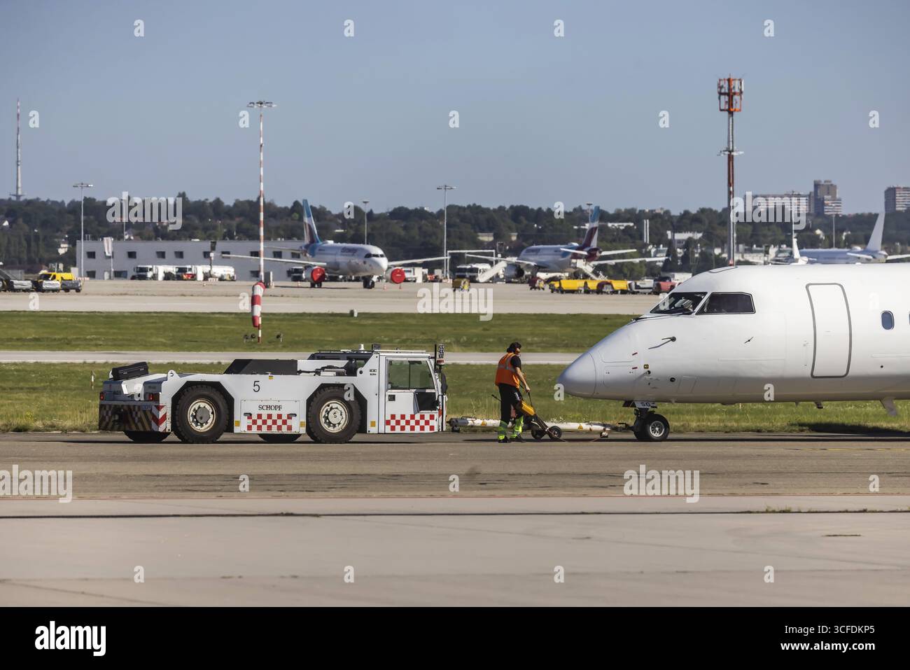 Aéroport de Stuttgart. Avion Avanti Air lors de la manipulation avec remorqueur d'avion. Vol charter. Stuttgart, Bade-Wuerttemberg, Allemagne Banque D'Images