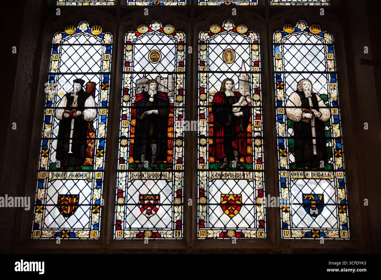 Cambridge, Angleterre. Vitrail de la chapelle nord de Great St Mary's avec des figures de Hugh Latimer, Isaac Barrow, Thomas Bray et Georg Banque D'Images