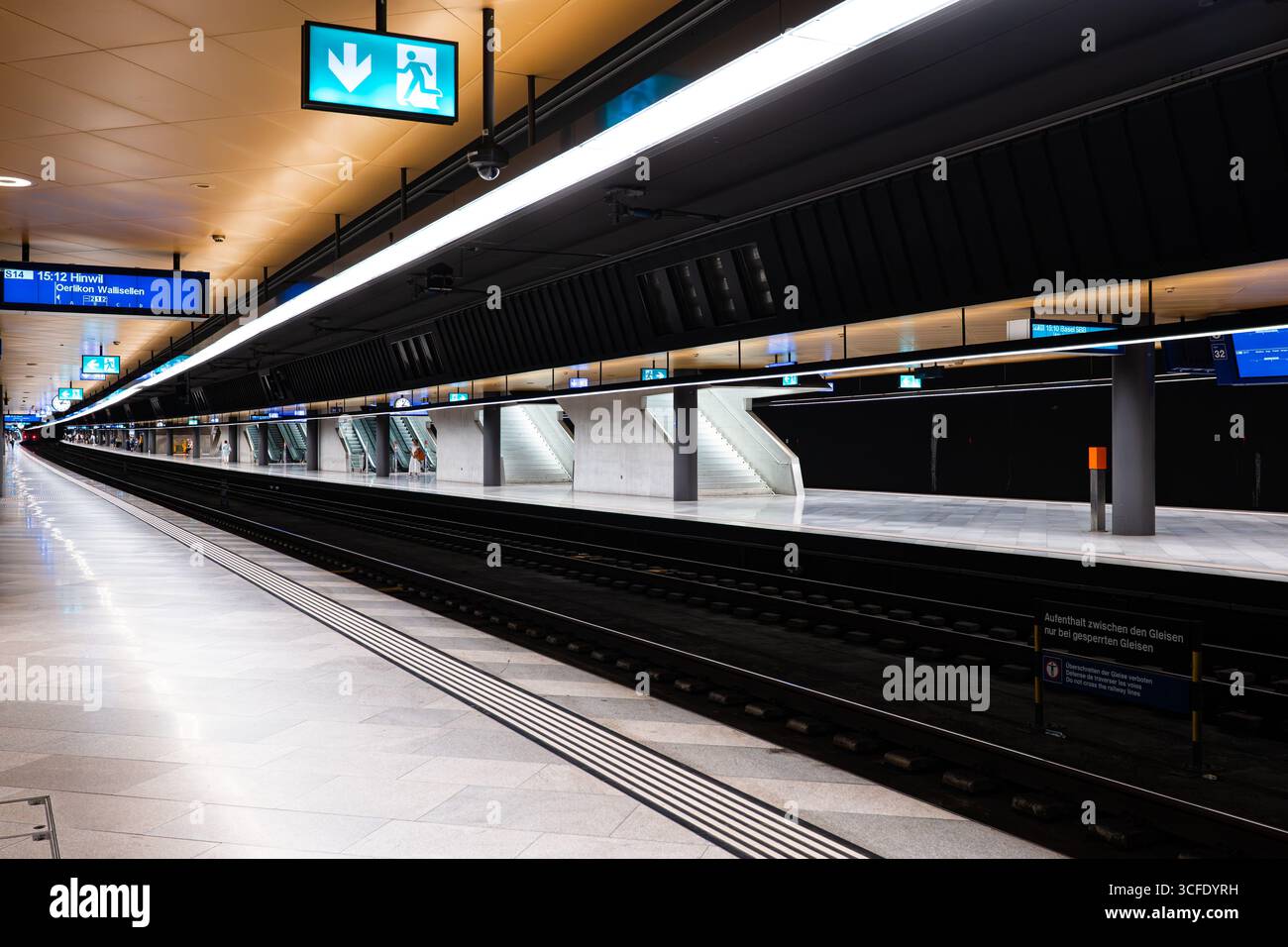 Zurich, Suisse, 19 août 2025. Les gens attendent dans les trains à l'intérieur des quais de métro de la gare principale Banque D'Images