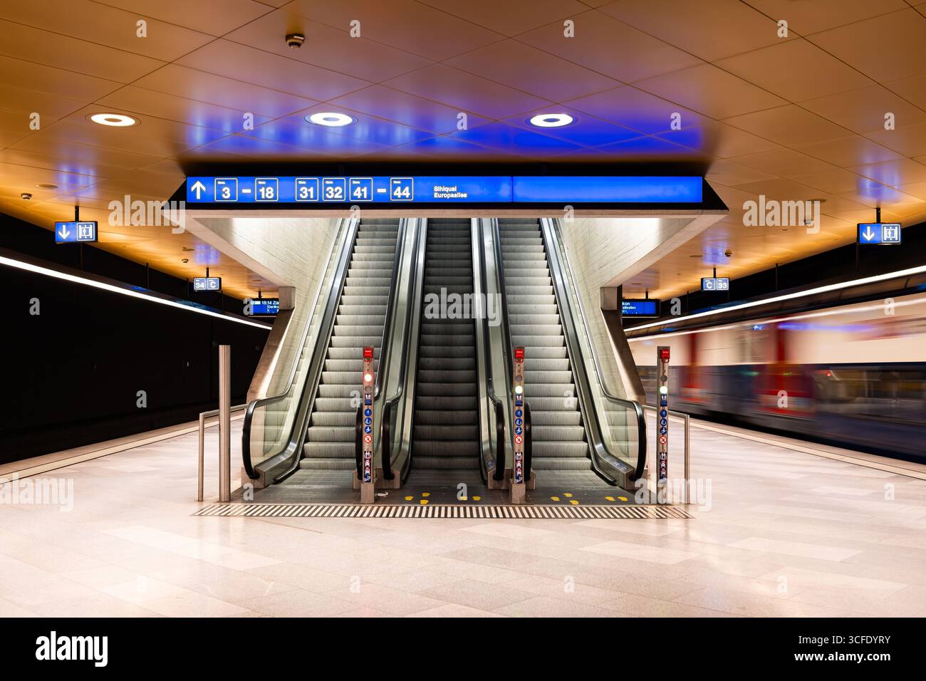 Zurich, Suisse, 19 août 2025. Escaliers d'escalator vides avec garde-corps à l'intérieur de la gare principale souterraine de Zurich. Vue grand angle, personne Banque D'Images