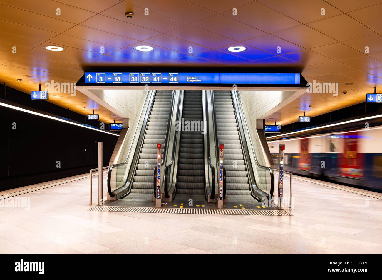 Zurich, Suisse, 19 août 2025. Escaliers d'escalator vides avec garde-corps à l'intérieur de la gare principale souterraine de Zurich. Vue grand angle, personne Banque D'Images