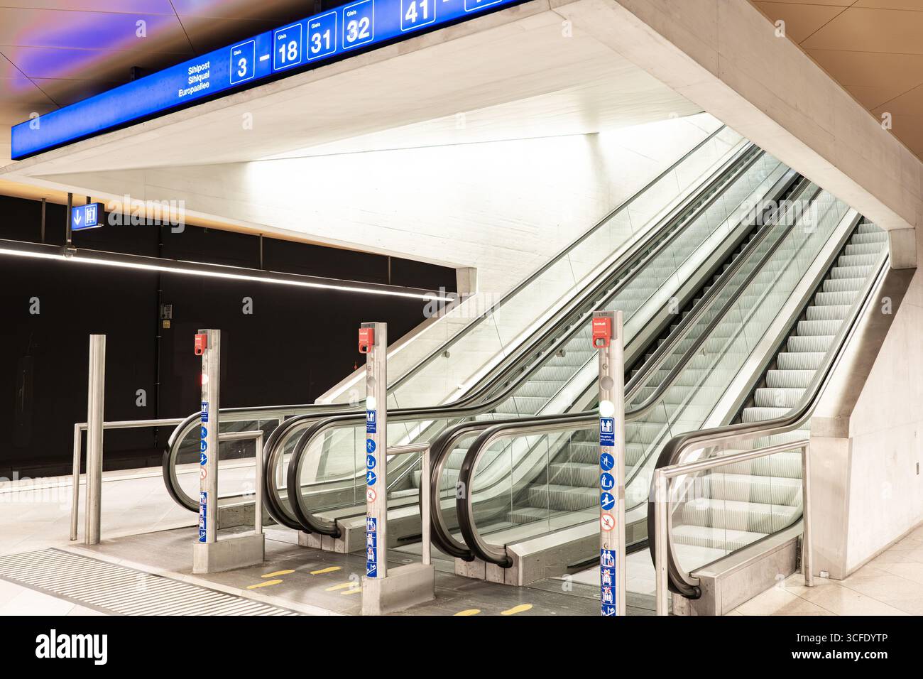 Zurich, Suisse, 19 août 2025. Escaliers d'escalator vides avec garde-corps à l'intérieur de la gare principale souterraine de Zurich. Vue grand angle, personne Banque D'Images