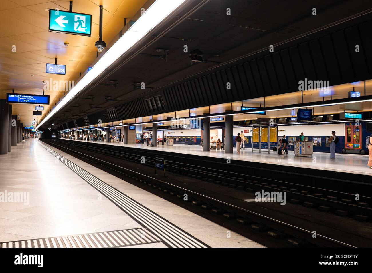 Zurich, Suisse, 19 août 2025. Les gens attendent dans les trains à l'intérieur des quais de métro de la gare principale Banque D'Images