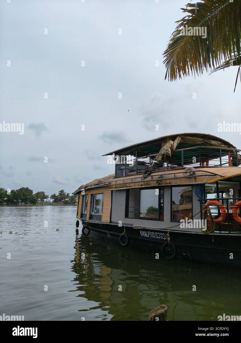 Péniche panoramique sur la rivière dans les backwaters d'Alleppey, Inde - Image de stock capturée avec un smartphone