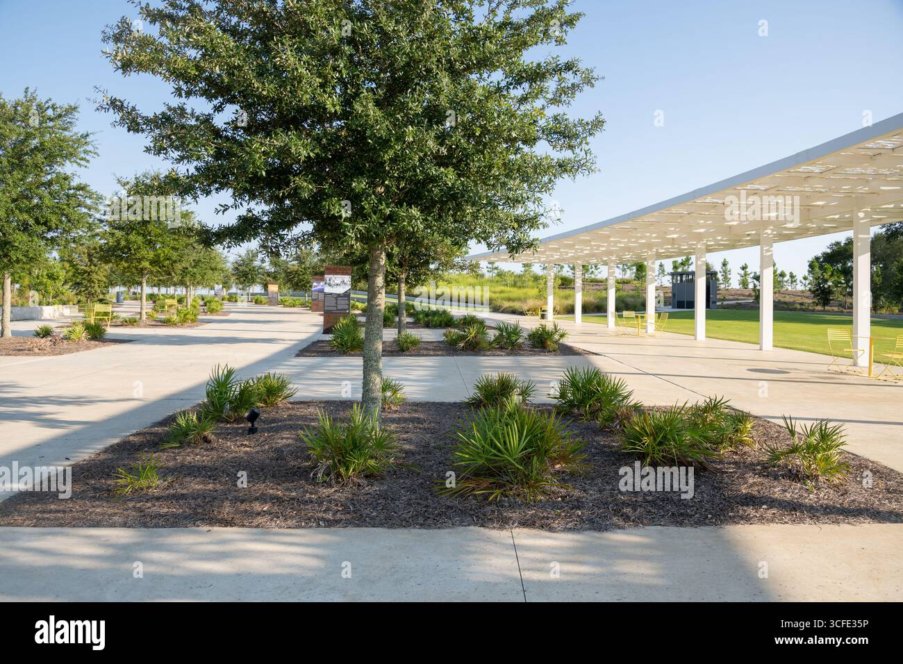 Bruce Beach Park à Pensacola, en Floride, un parc riverain réaménagé avec des pavillons, des sentiers, des espaces verts et une signalisation du patrimoine culturel. Banque D'Images