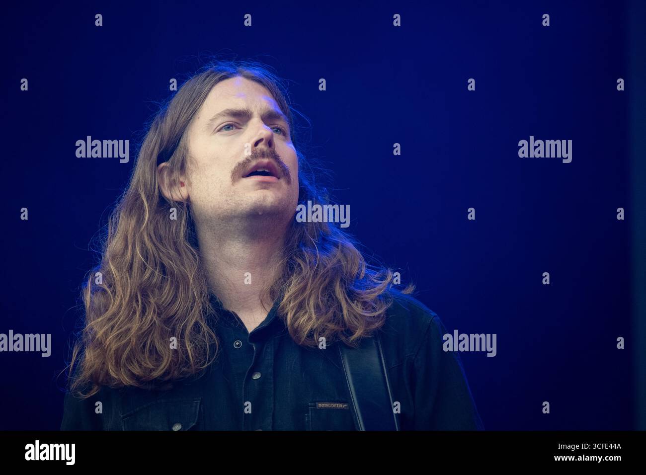 Trondheim, Norvège. 15 août 2025. Le groupe de hard rock norvégien Spidergawd donne un concert en direct pendant le d pendant le festival de musique norvégien Pstereo Festival 2025 à Trondheim. Ici, le bassiste Hallvard Gaardlos est vu en direct sur scène. Banque D'Images