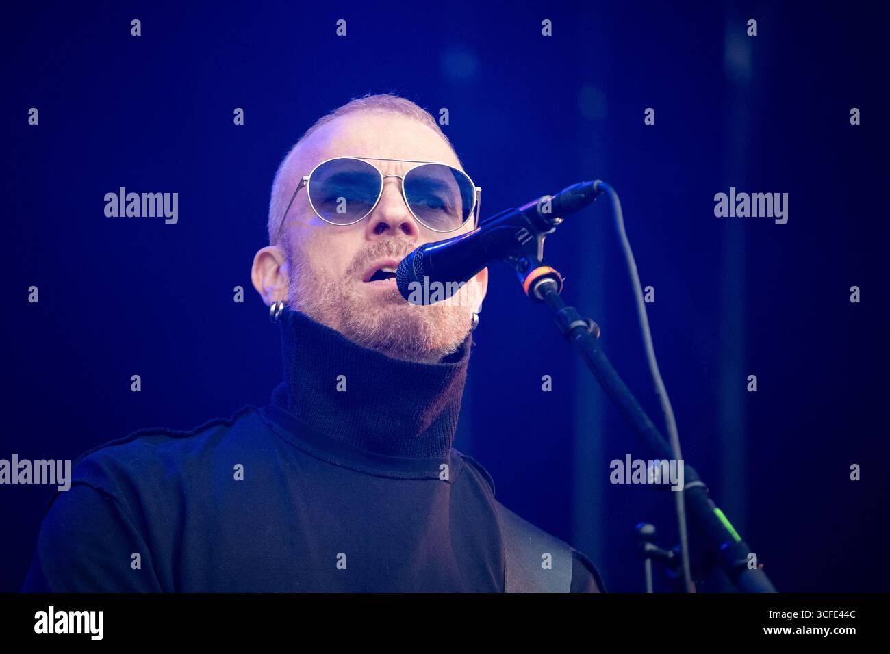 Trondheim, Norvège. 15 août 2025. Le groupe de hard rock norvégien Spidergawd donne un concert en direct pendant le d pendant le festival de musique norvégien Pstereo Festival 2025 à Trondheim. Ici, le chanteur et musicien Per Borten est vu en direct sur scène. Banque D'Images