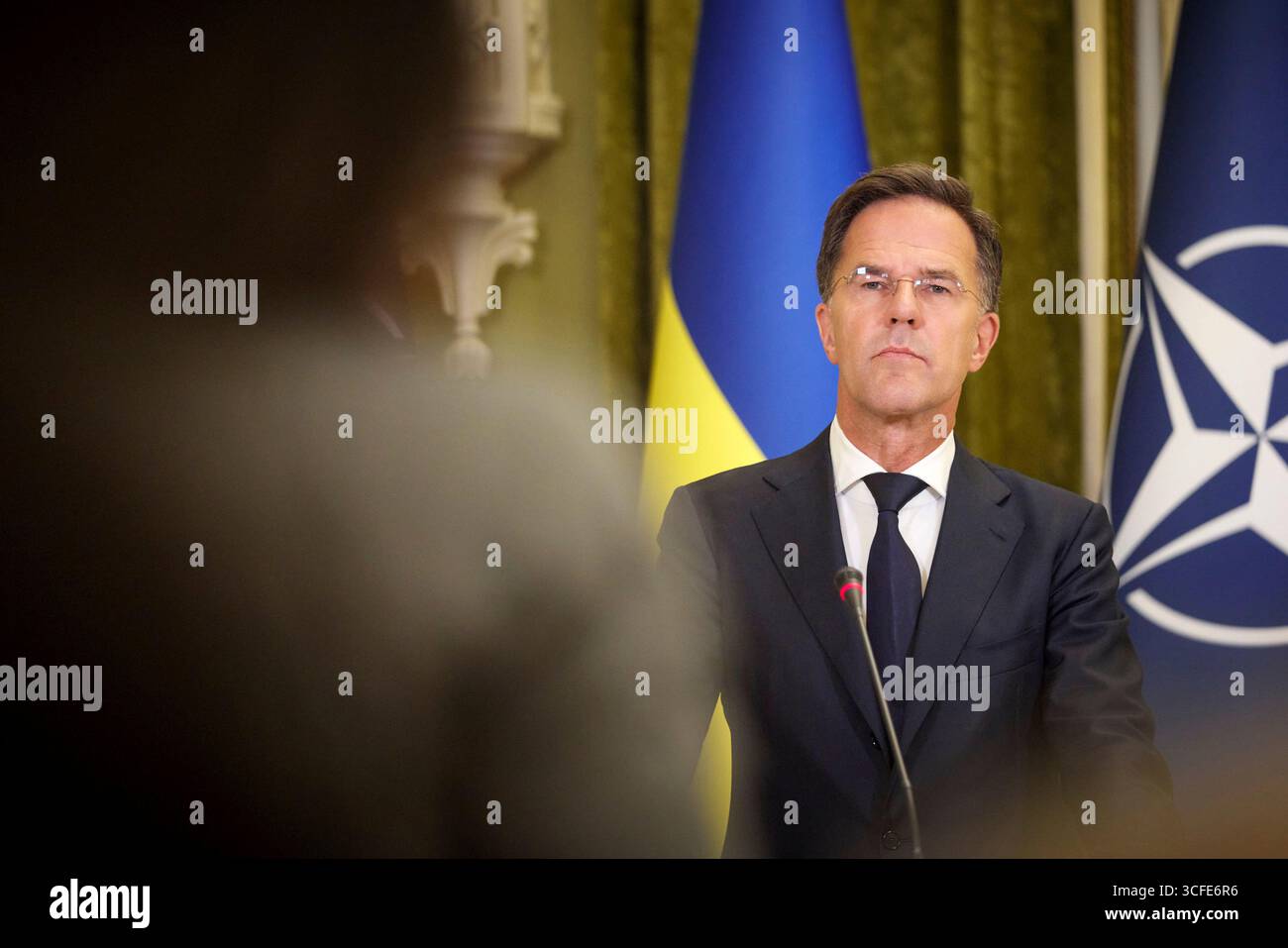 Kiev, Ukraine. 22 août 2025. Le secrétaire général de l’OTAN, Mark Rutte, écoute une question lors d’une conférence de presse conjointe organisée par le président ukrainien Volodymyr Zelenskyy, au Palais Mariinsky, le 22 août 2025 à Kiev, en Ukraine. Rutte a effectué une visite surprise pour discuter des prochaines étapes des pourparlers de paix. Crédit : Présidence ukrainienne/Bureau de presse présidentiel ukrainien/Alamy Live News Banque D'Images