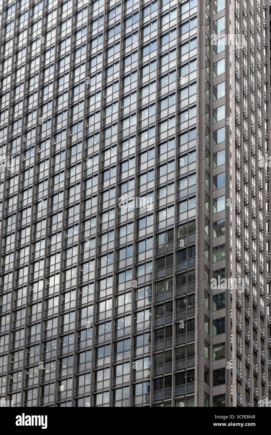 Extérieur moderne d'immeuble de bureaux reflétant le ciel Banque D'Images