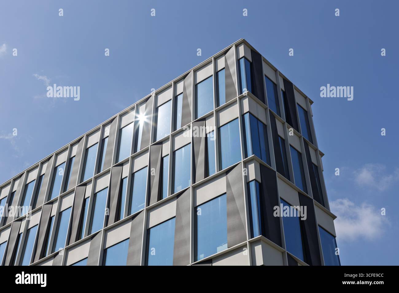 Façade moderne d'immeuble de bureaux avec réflexion de la lumière du soleil Banque D'Images