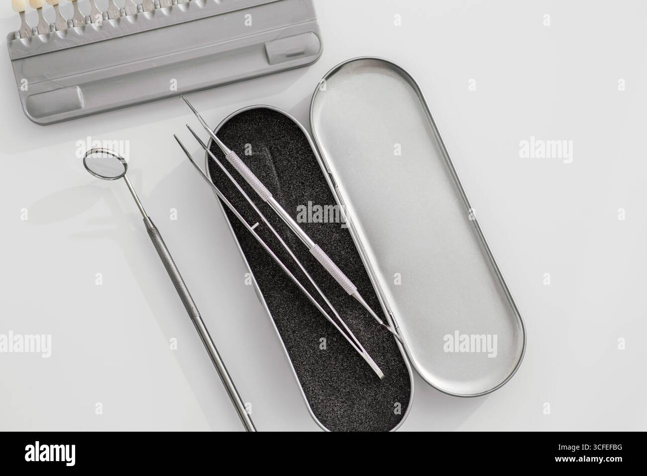 Stomatologie. Examen minutieux des instruments dentaires clés utilisés pour le nettoyage et le traitement des caries dans un cabinet dentaire bien équipé Banque D'Images