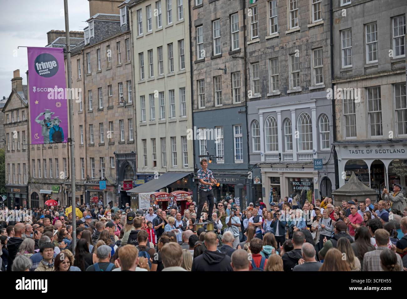 Edinburgh Festival Fringe, Royal Mile, Écosse, Royaume-Uni. 22 août 2025.photo : Robin V cousins jongle dans la High Street. Credit : Arch White/Alamy Live news. Banque D'Images