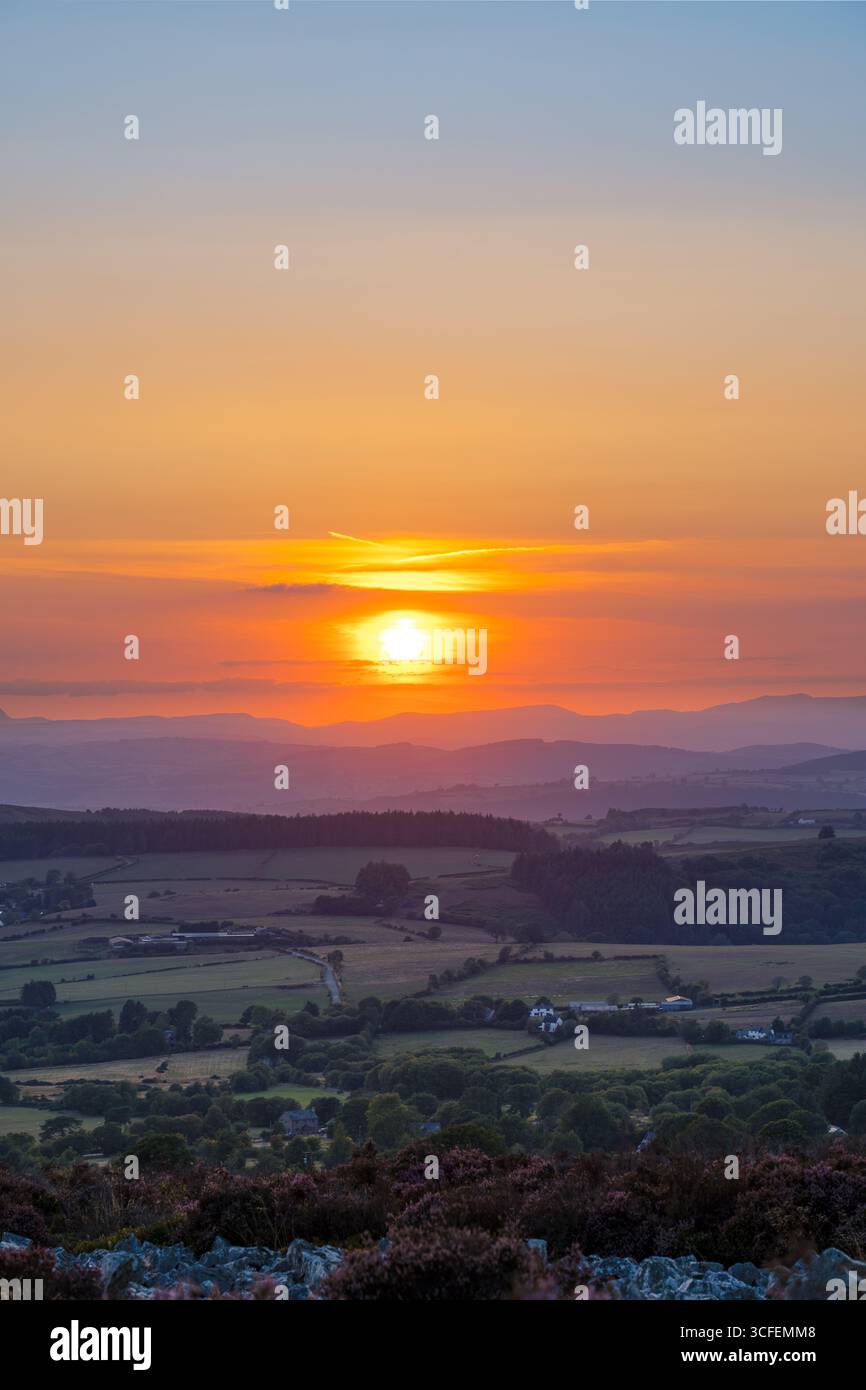 Magnifique coucher de soleil brumeux dans le parc national de Stiperstones dans le Shropshire Royaume-Uni, une partie de la région plus large de Shropshire Hills de beauté naturelle, regardant vers Wale Banque D'Images