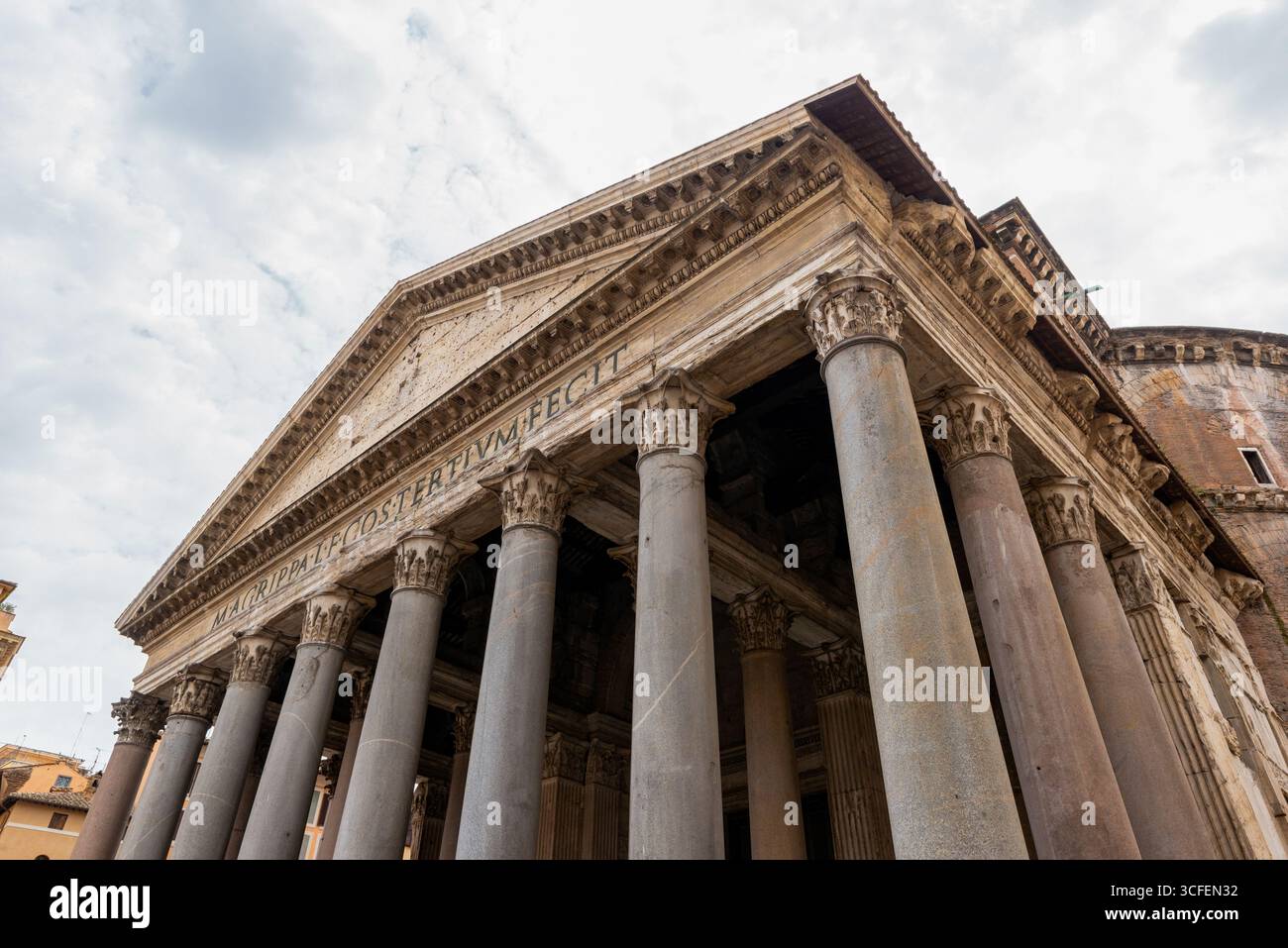 Perspective latérale du temple du Panthéon à Rome, Italie, avec de grandes colonnes de pierre sous le ciel nuageux Banque D'Images