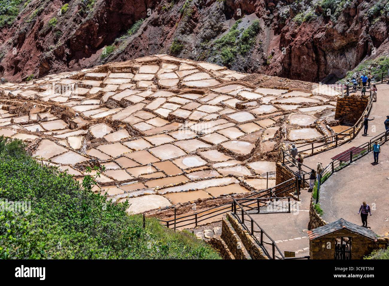 Cusco, Pérou - 15 mars 2025 : les étangs salants de Maras descendent une colline en terrasses dans la Vallée sacrée du Pérou. Banque D'Images