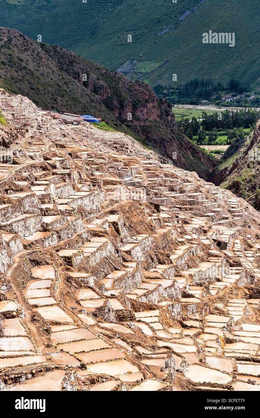 Les étangs salants de Maras descendent une colline en terrasses dans la Vallée sacrée du Pérou. Banque D'Images