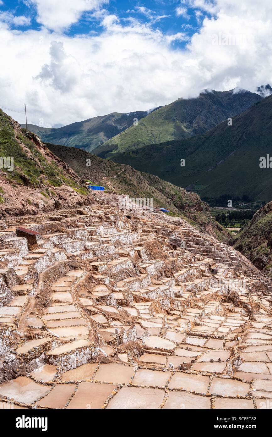 Les étangs salants de Maras descendent une colline en terrasses dans la Vallée sacrée du Pérou. Banque D'Images