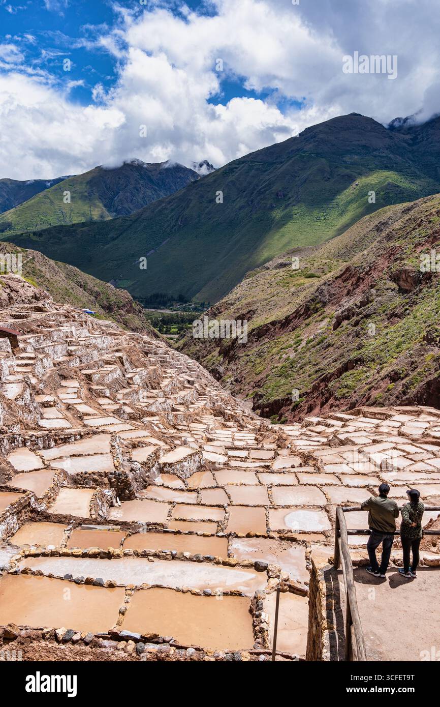 Cusco, Pérou - 15 mars 2025 : les étangs salants de Maras descendent une colline en terrasses dans la Vallée sacrée du Pérou. Banque D'Images