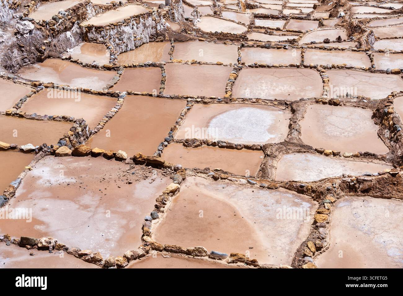 Les étangs salants de Maras descendent une colline en terrasses dans la Vallée sacrée du Pérou. Banque D'Images