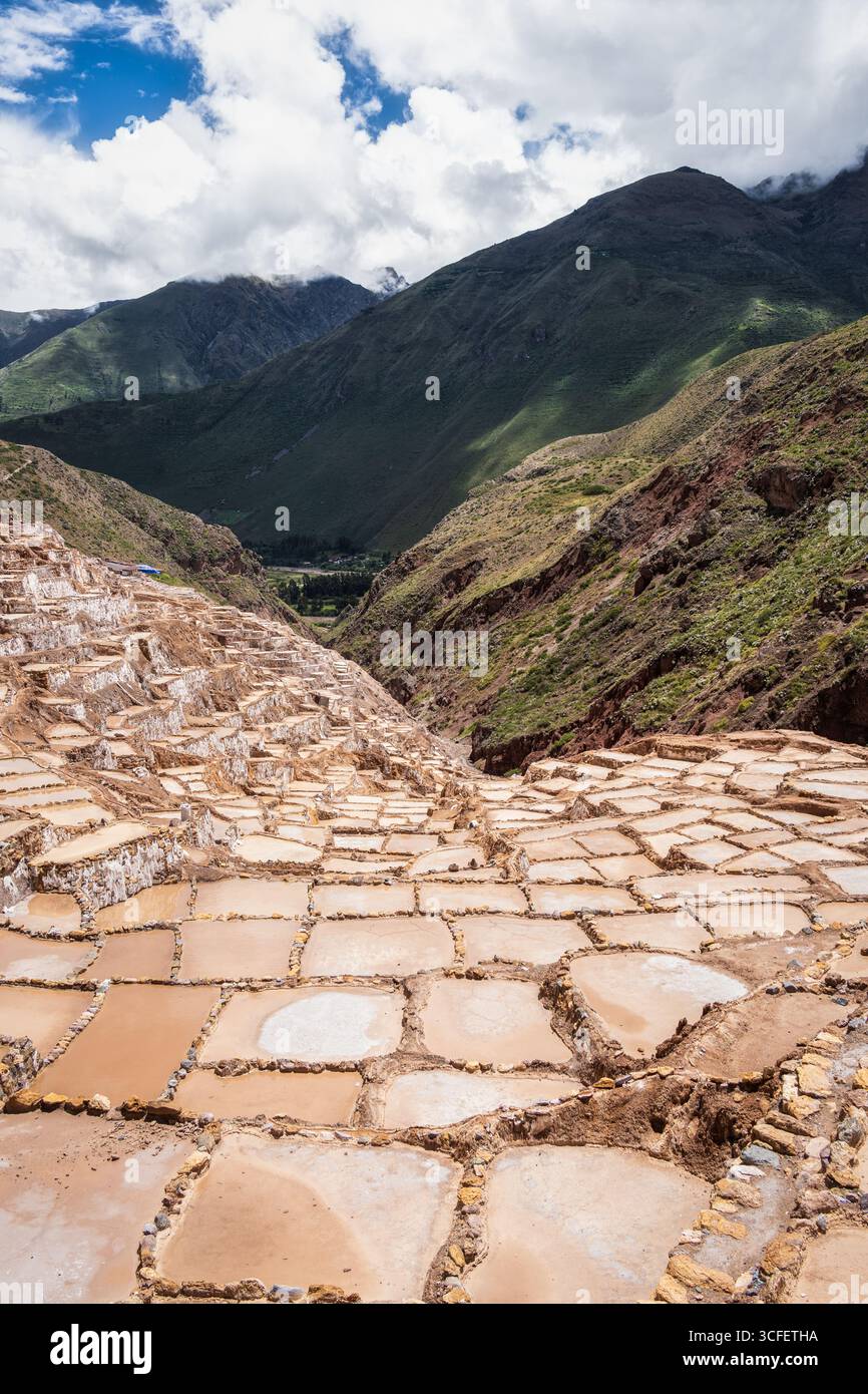 Les étangs salants de Maras descendent une colline en terrasses dans la Vallée sacrée du Pérou. Banque D'Images