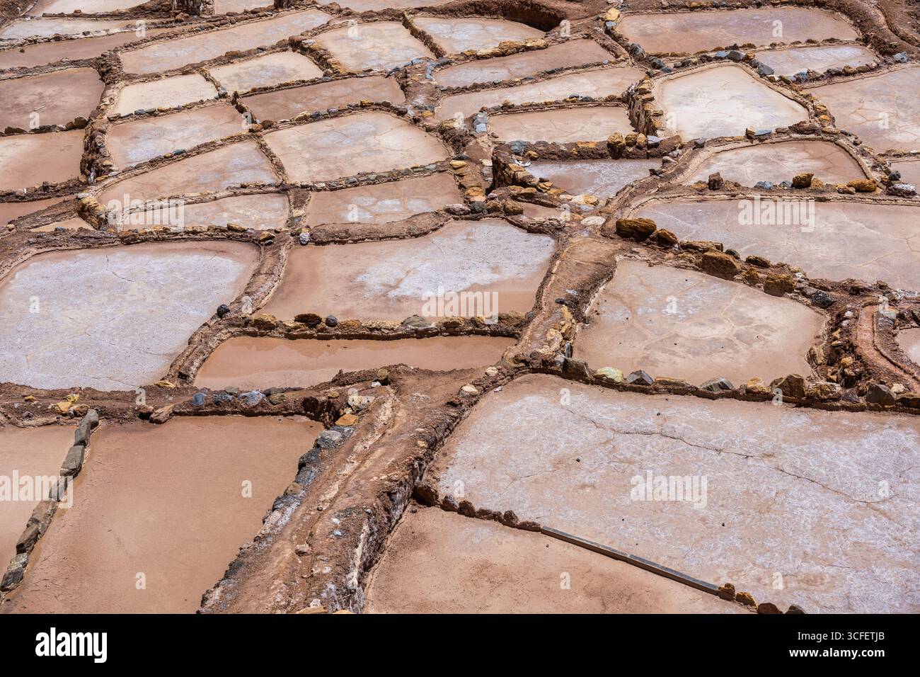 Les étangs salants de Maras descendent une colline en terrasses dans la Vallée sacrée du Pérou. Banque D'Images