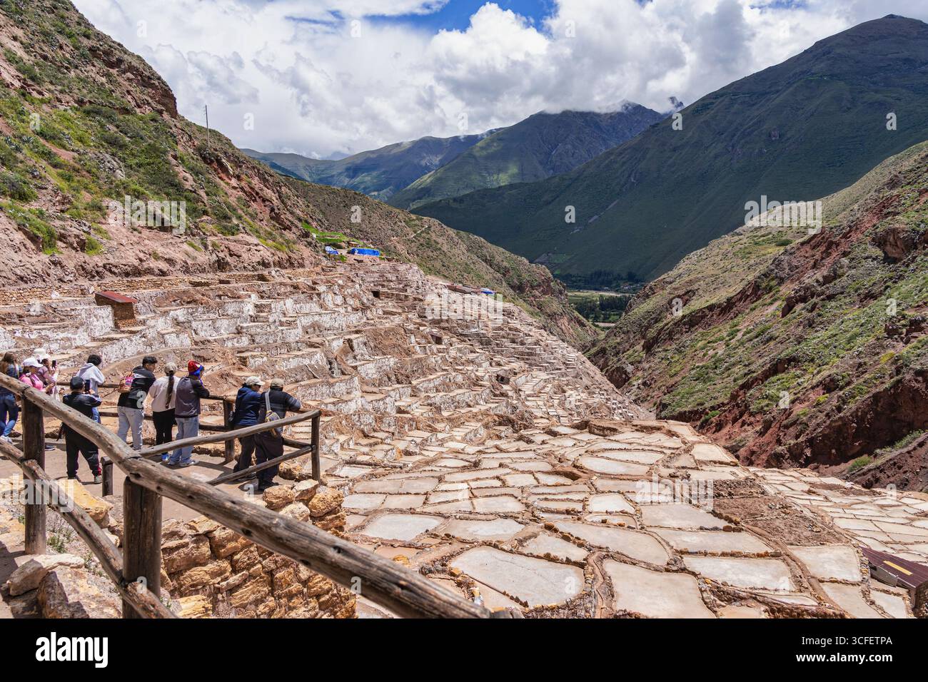 Cusco, Pérou - 15 mars 2025 : les étangs salants de Maras descendent une colline en terrasses dans la Vallée sacrée du Pérou. Banque D'Images