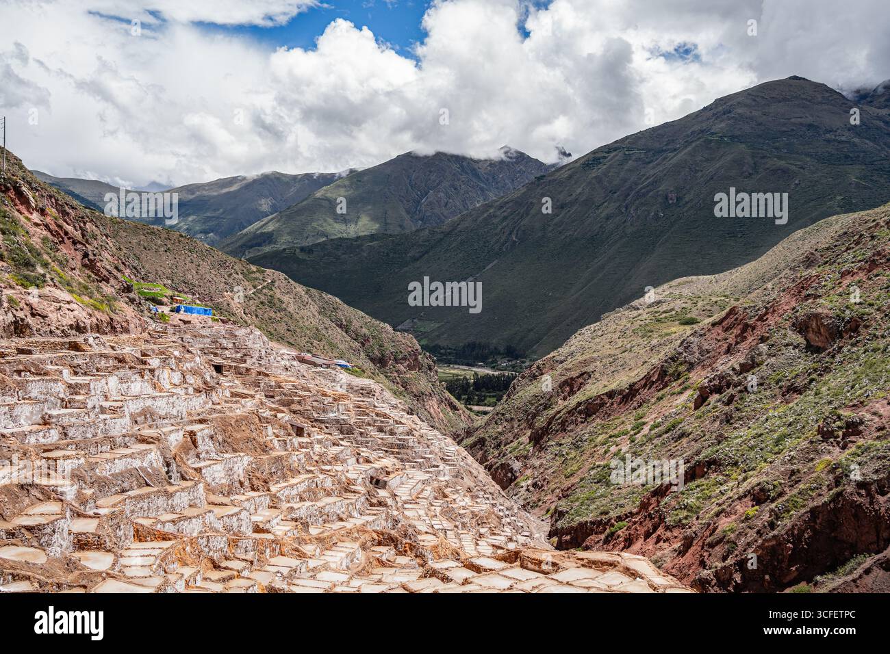 Les étangs salants de Maras descendent une colline en terrasses dans la Vallée sacrée du Pérou. Banque D'Images