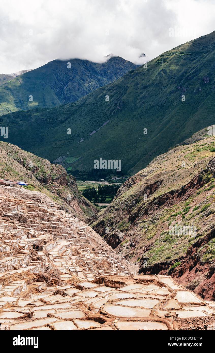 Les étangs salants de Maras descendent une colline en terrasses dans la Vallée sacrée du Pérou. Banque D'Images