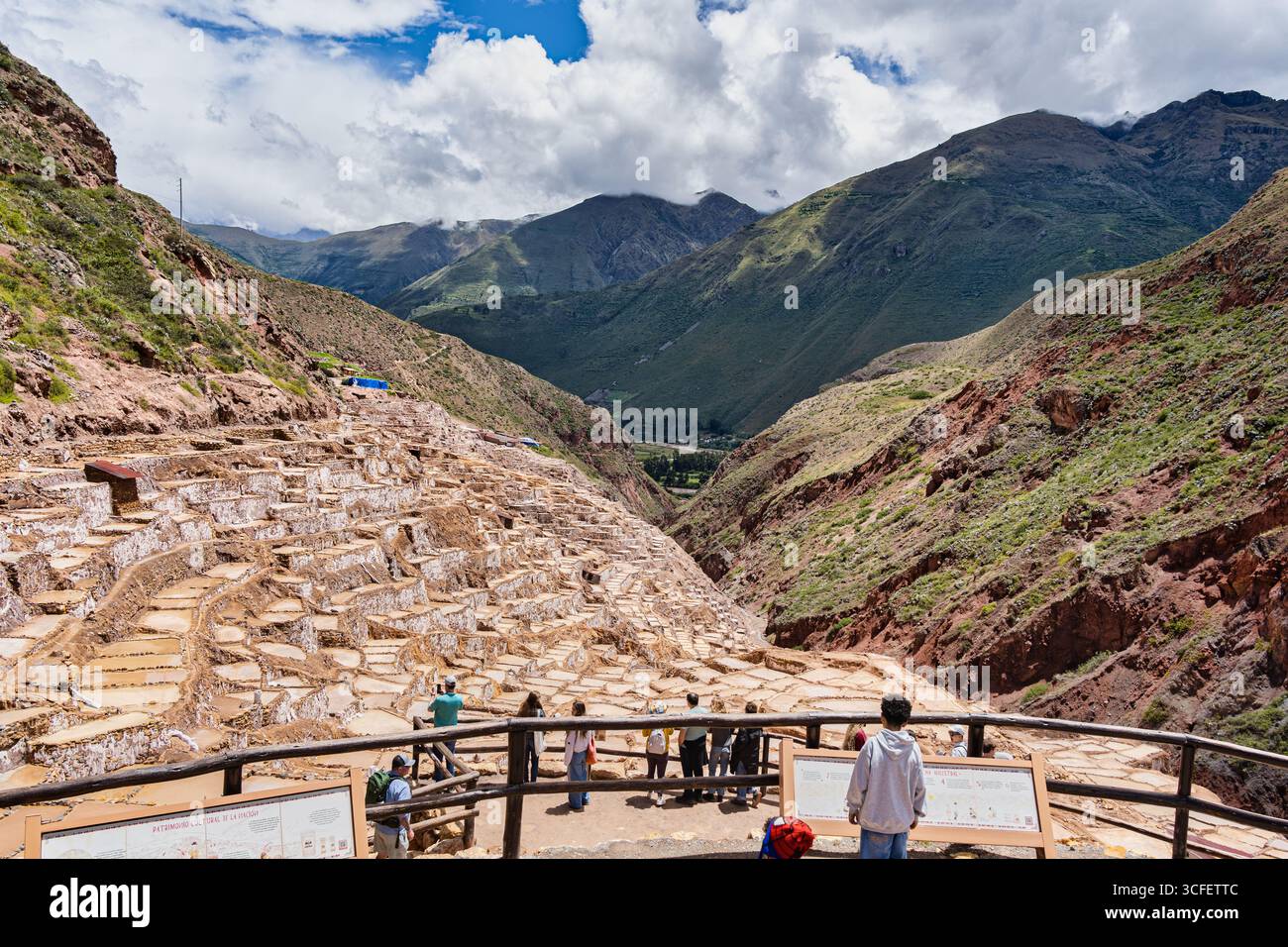 Cusco, Pérou - 15 mars 2025 : les étangs salants de Maras descendent une colline en terrasses dans la Vallée sacrée du Pérou. Banque D'Images