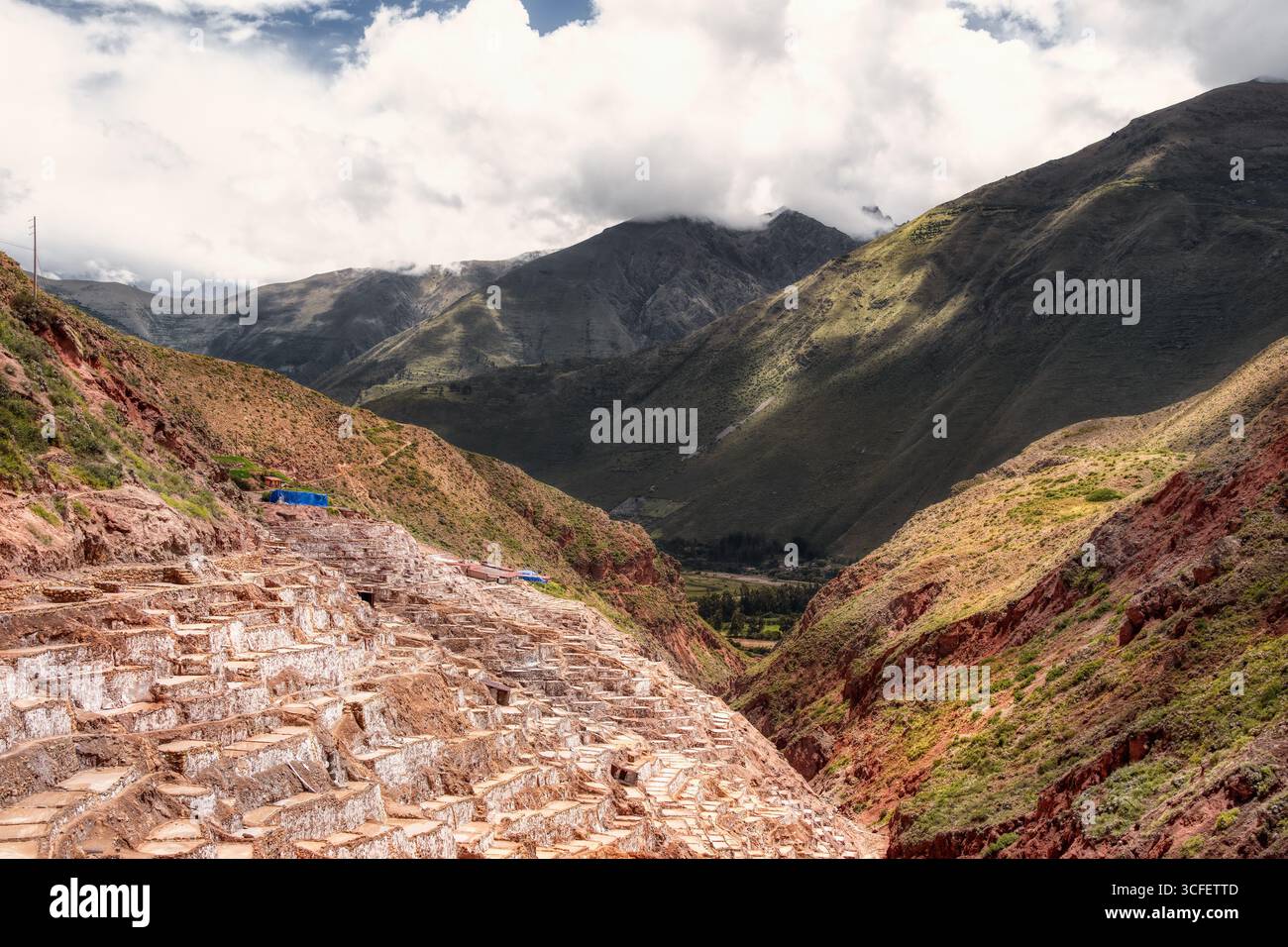 Les étangs salants de Maras descendent une colline en terrasses dans la Vallée sacrée du Pérou. Banque D'Images