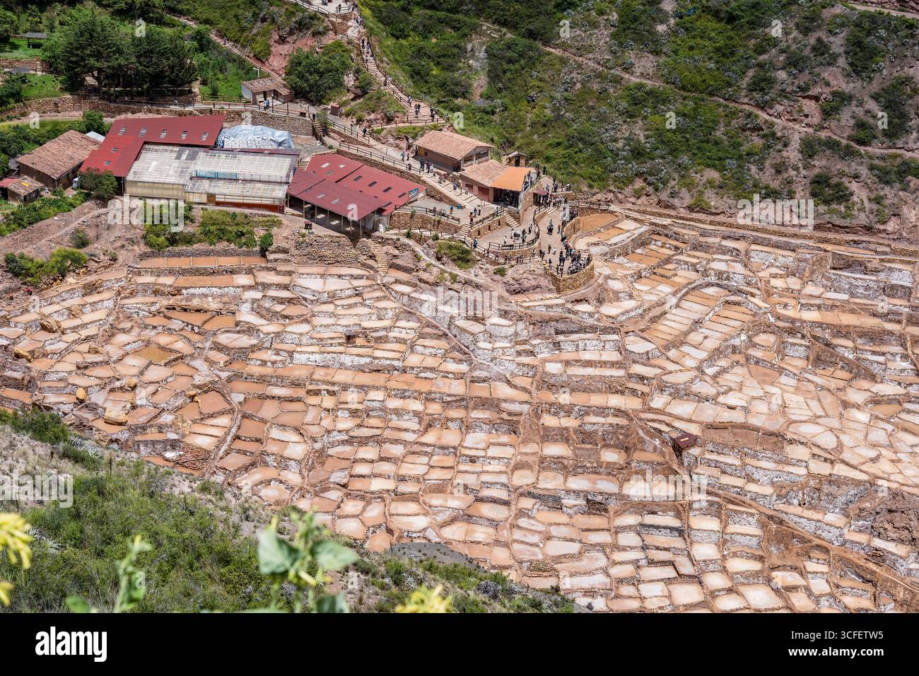 Cusco, Pérou - 15 mars 2025 : les étangs salants de Maras descendent une colline en terrasses dans la Vallée sacrée du Pérou. Banque D'Images