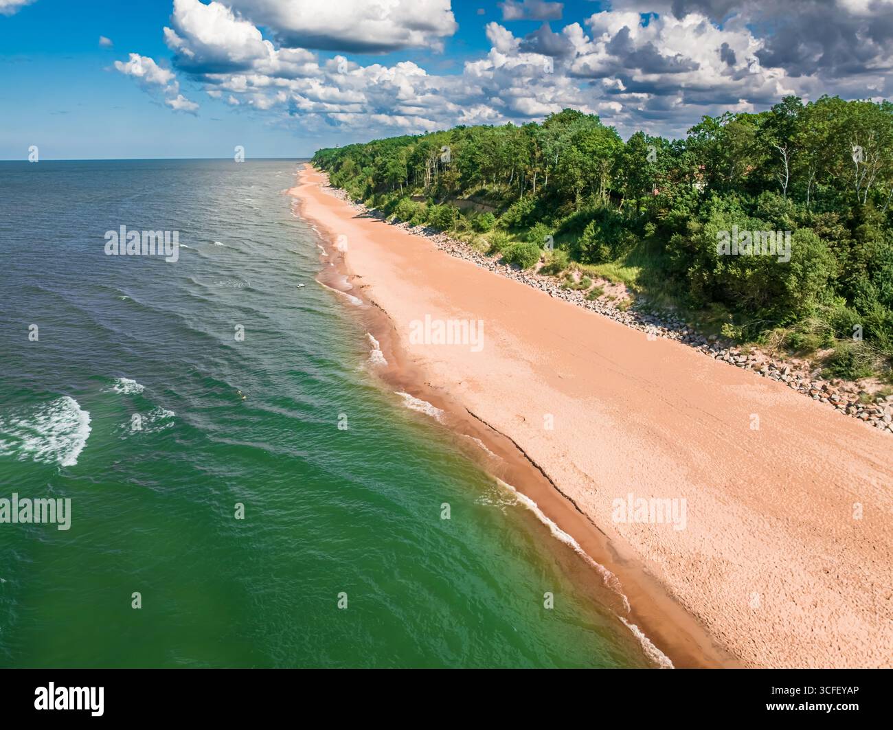 Vue aérienne des vacances à la mer Baltique en été. Tourisme à la mer. Banque D'Images