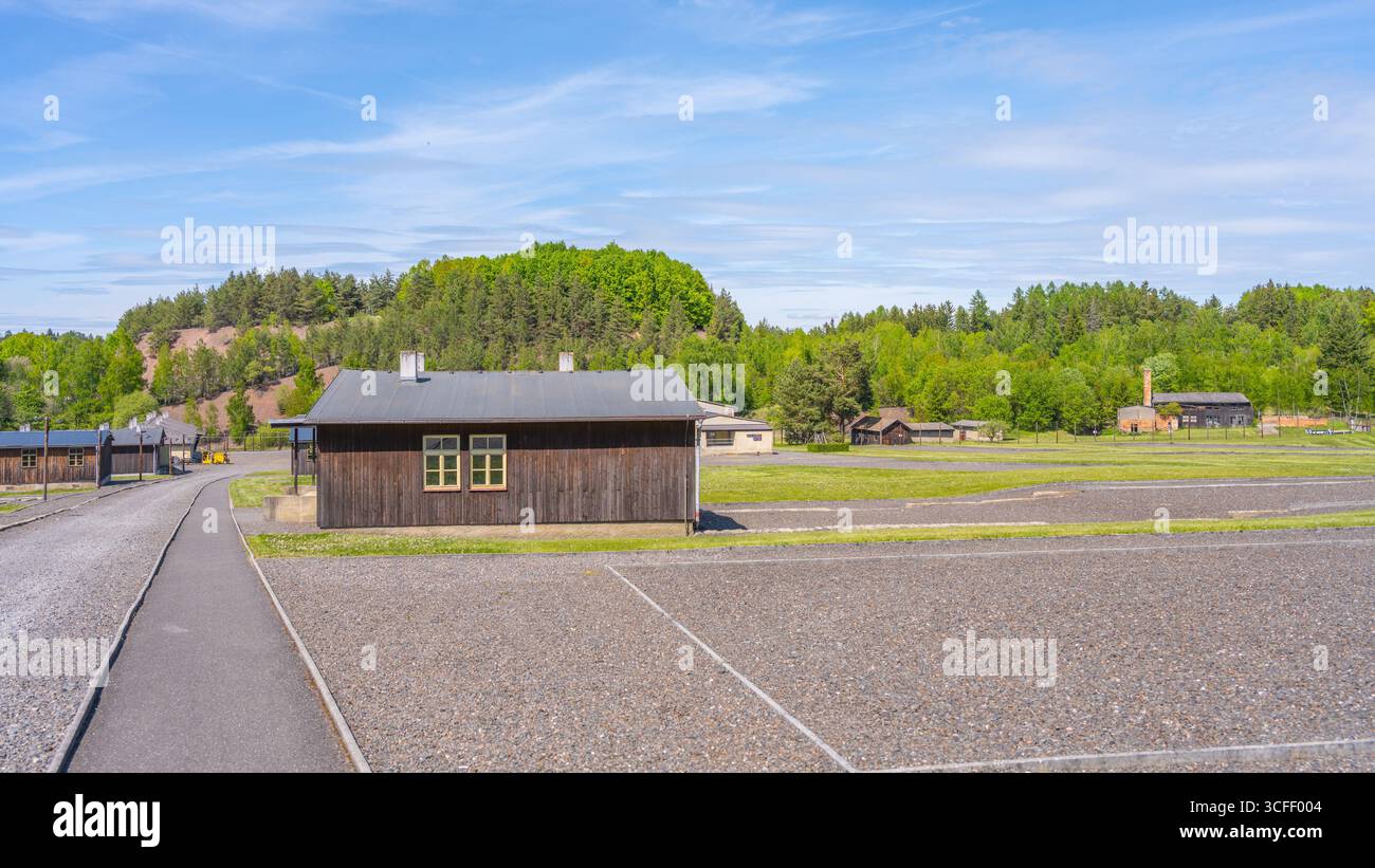 Situé à Lesetice, en Tchéquie, ce site commémoratif retrace l'histoire de l'oppression sous le communisme. Les visiteurs peuvent voir d'anciens bâtiments pénitentiaires entourés par la nature. Banque D'Images