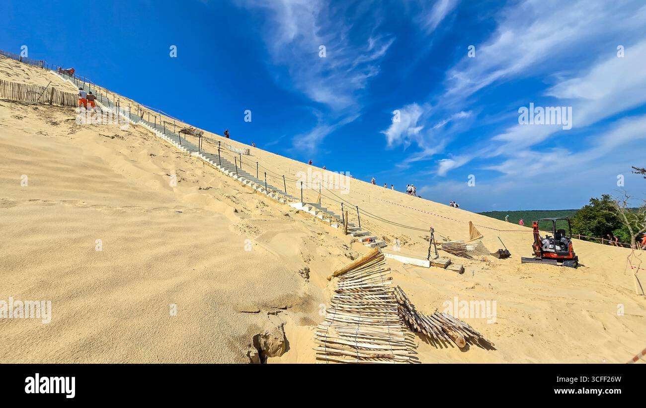 Le processus de construction de nouveaux escaliers en béton sur la plus grande dune de sable européenne du Pilat sur l'Atlantique. 12 juin 2025. La teste-de-Buch, Arcachon Banque D'Images