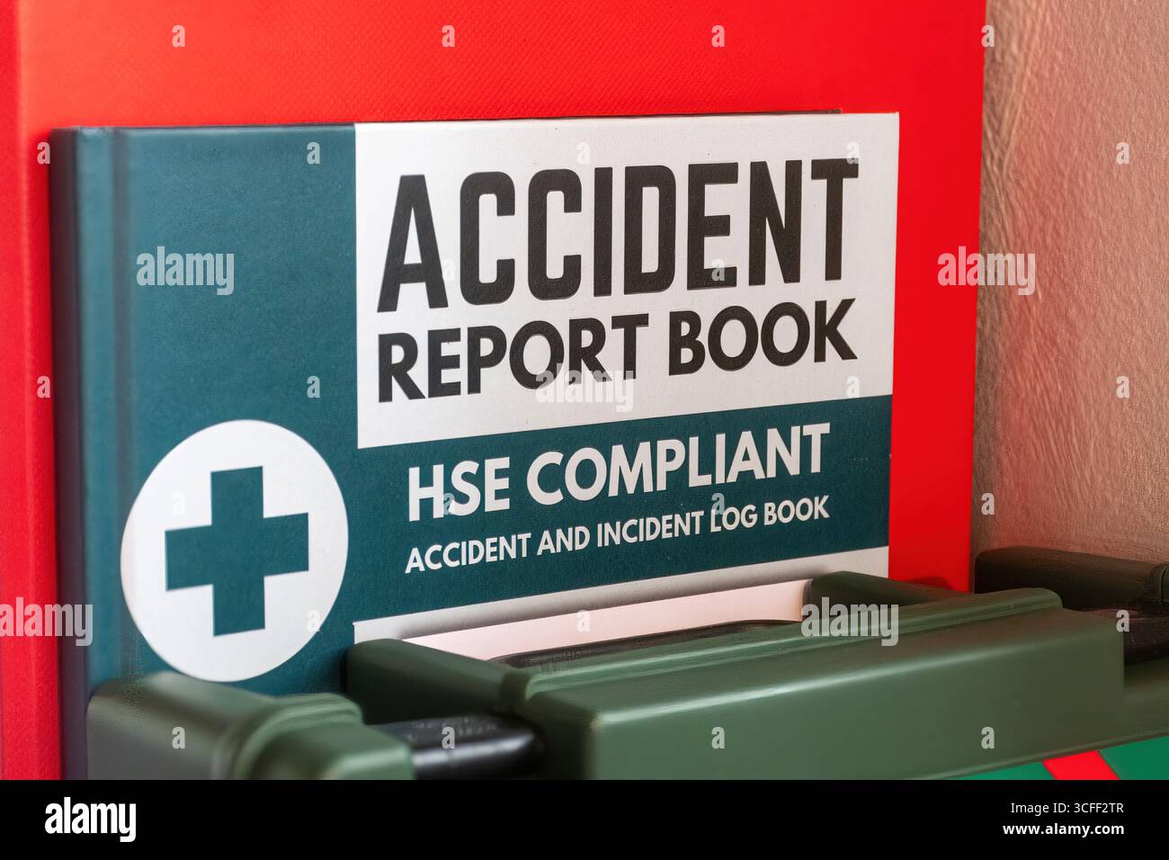 Carnet de rapport d'accident, conforme HSE, pour enregistrer les accidents et les incidents, Angleterre, Royaume-Uni Banque D'Images