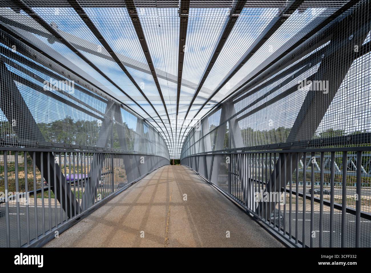 Une nouvelle passerelle sur M3 a ouvert en août 2025 reliant Bagshot au Lightwater Country Park, Surrey, Angleterre, Royaume-Uni Banque D'Images