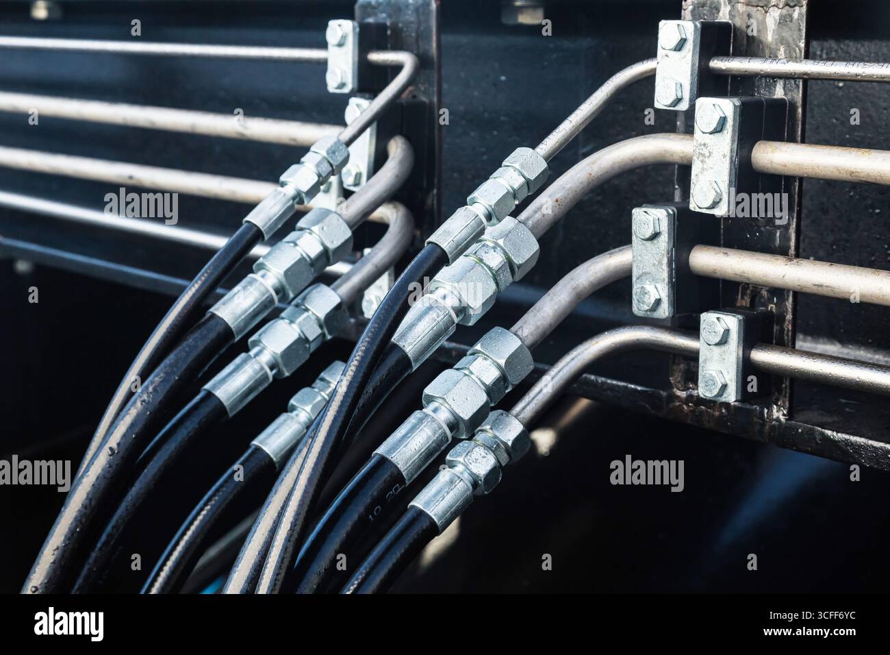 Système de flexibles hydrauliques haute pression connecté à des tuyaux en acier, gros plan. Hydraulique marine. Banque D'Images