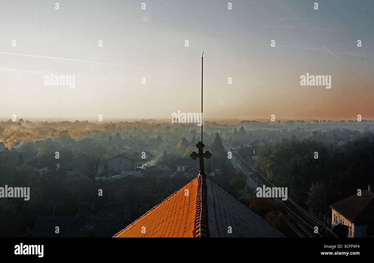 Église orthodoxe vue de dessus. Paysage analogique d'hiver de collage. Brumeux et froid. Banque D'Images