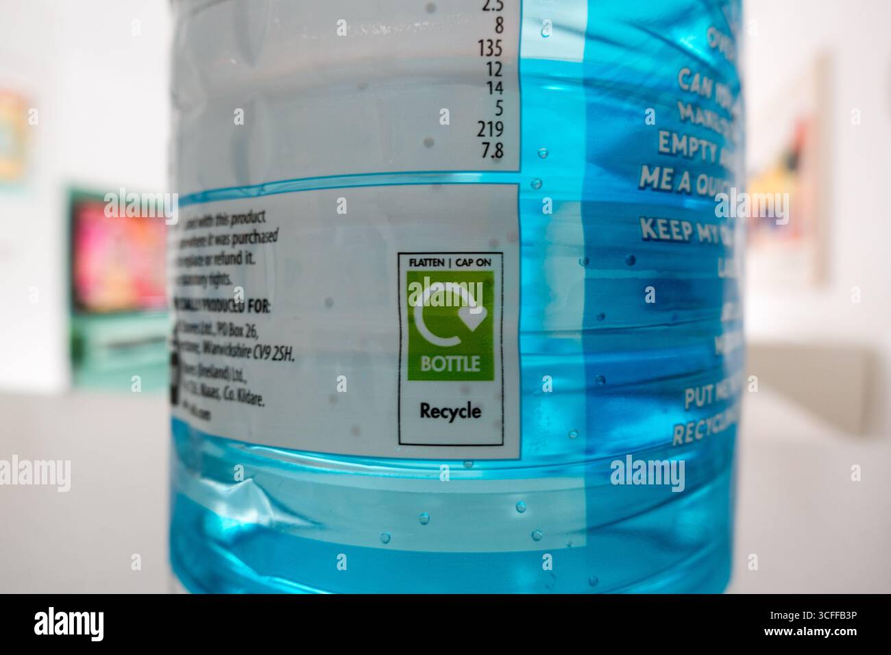 Symbole de recyclage sur une bouteille d'eau en plastique Banque D'Images