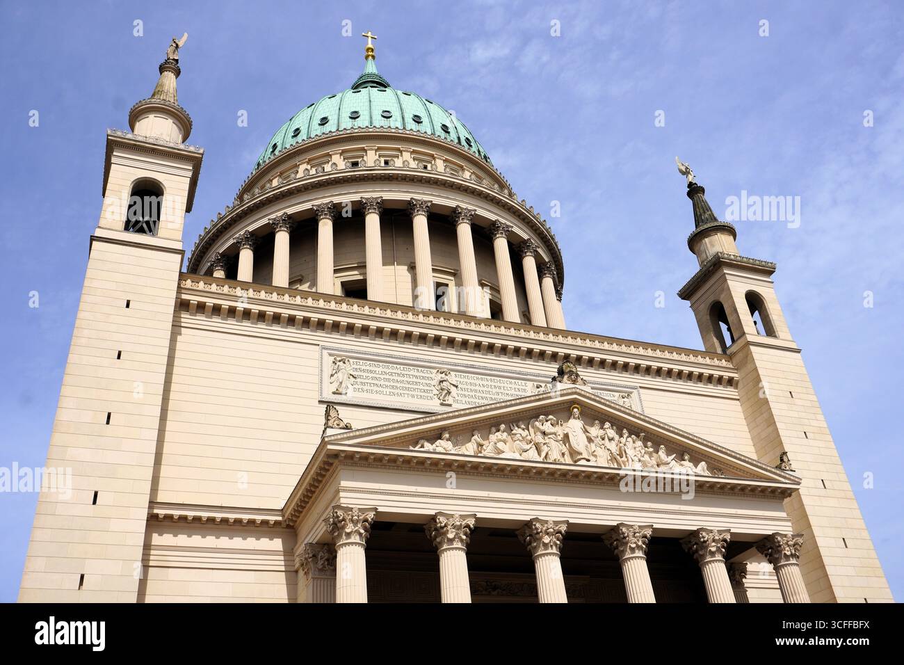 Vue de la façade classique et du dôme emblématique, coupole, de l'église de Nicolas (Nikolaikirche), Potsdam, Allemagne, de côté Banque D'Images
