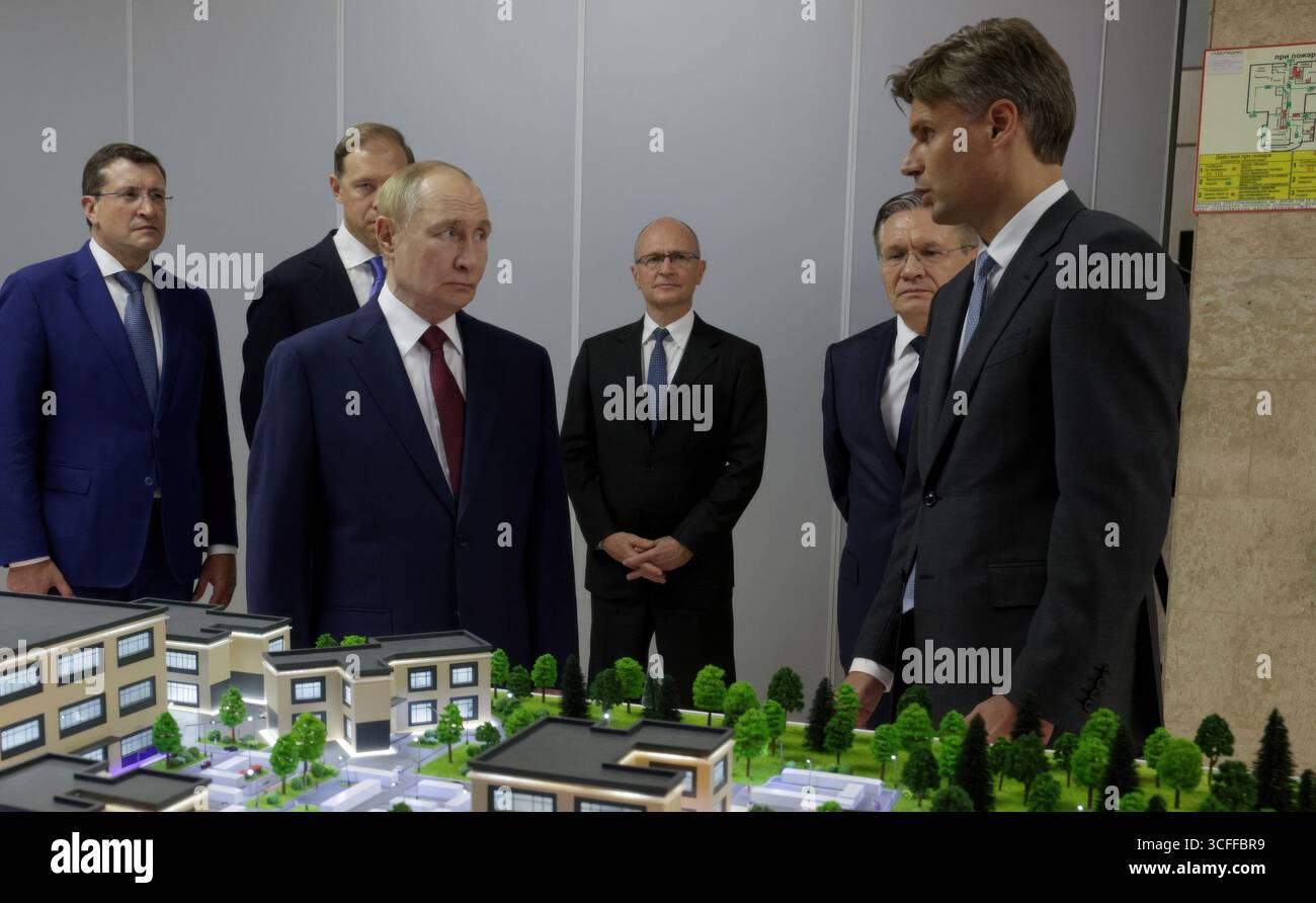 Sarov, Russie. 22 août 2025. Le président russe Vladimir Poutine, à gauche, écoute le premier directeur général adjoint de Rosatom, Dmitri Bakanov, à droite, lors d'une visite d'une exposition intitulée 'infrastructure scientifique et éducative dans les villes de l'objectif spécial' lors d'une visite au Centre nucléaire fédéral russe à l'Institut panrusse de recherche scientifique en physique expérimentale, le 22 août 2025 à Sarov, région de Nijni Novgorod, Russie. Crédit : Gavriil Grigorov/Kremlin Pool/Alamy Live News Banque D'Images