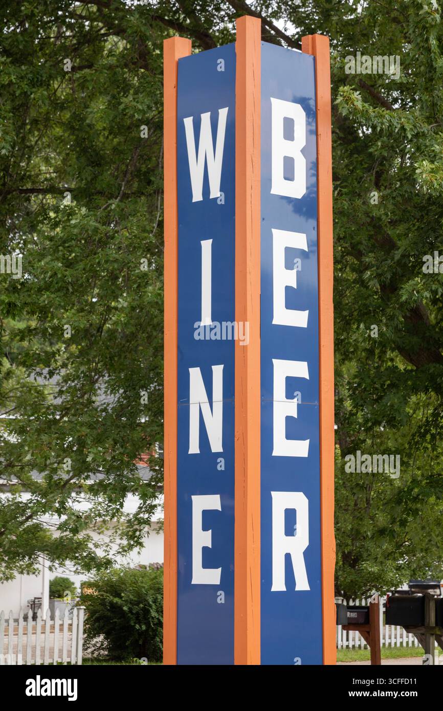 Sawyer, Michigan - Un panneau dans un magasin le long de Red Arrow Highway annonce du vin et de la bière à vendre. Banque D'Images