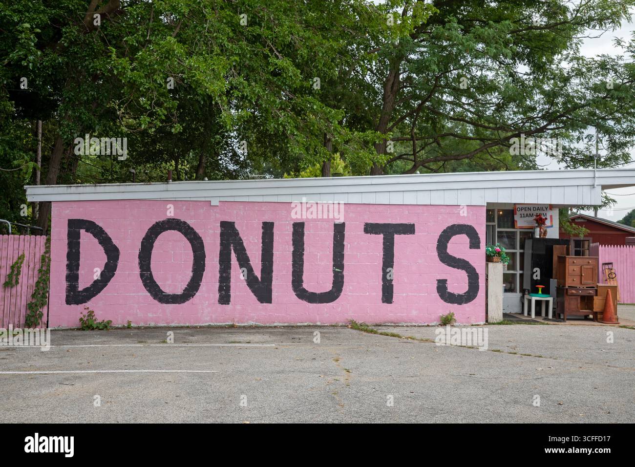 Sawyer, Michigan - Un panneau sur un magasin le long de Red Arrow Highway annonce des beignets à vendre. Banque D'Images