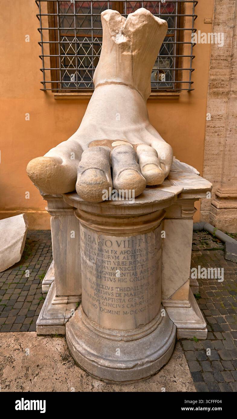 Pied de la statue colossale de Constantin dans la cour à l'entrée des musées du Capitole. Rome, Italie Banque D'Images