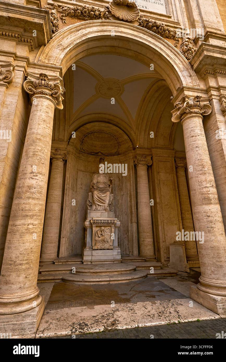 Dans la cour à l'entrée des musées du Capitole. Rome, Italie Banque D'Images