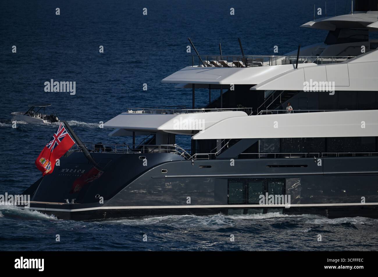 Athènes, Grèce, 22 août 2025. Le yacht de luxe M’Brace, qui transporterait le magnat des médias Rupert Murdoch, est vu naviguer dans le golfe Saronique, près de Vouliagmeni, dans la banlieue d’Athènes. Les médias locaux rapportent que Murdoch a navigué plus tôt dans la semaine sur l’île de Tinos à bord du yacht de luxe M’Brace, où lui et sa femme Elena Zhukova ont partagé un dîner discret avec le premier ministre grec Mitsotakis. Crédit : Dimitris Aspiotis/Alamy Live News Banque D'Images