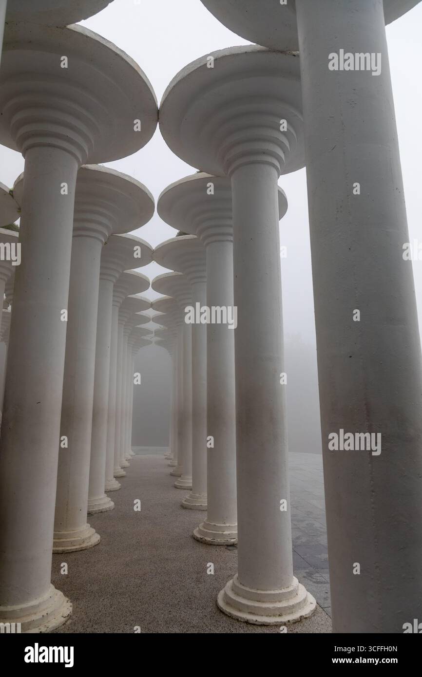 étrange temple mystérieux dans la brume Banque D'Images