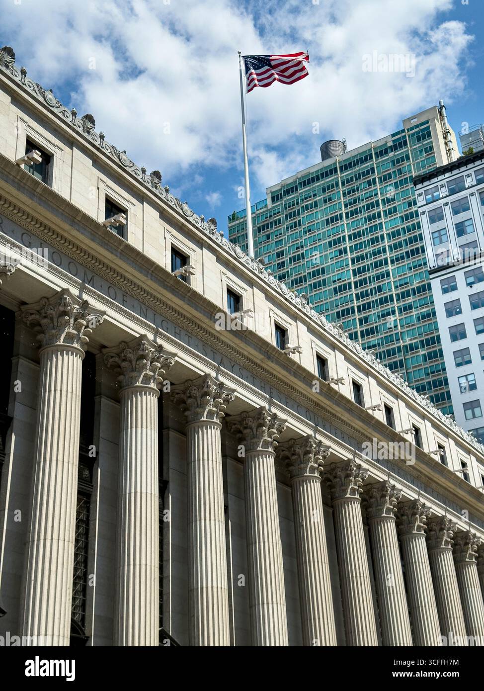 U.S. General Post Office, James A. Farley Building, extérieur du bâtiment avec colonnes corinthiennes et drapeau américain, huitième Avenue, Manhattan, New York ci Banque D'Images