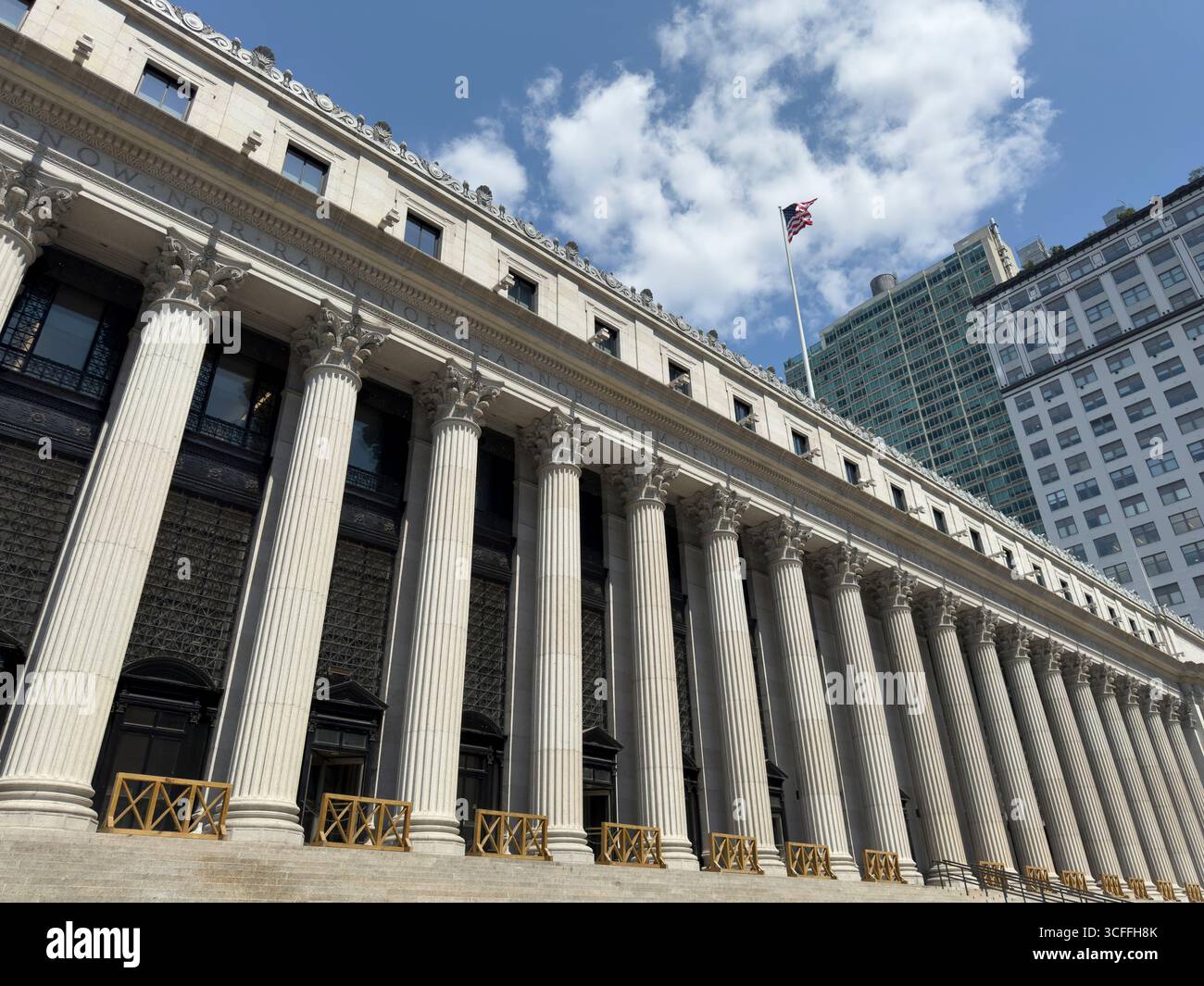U.S. General Post Office, James A. Farley Building, extérieur du bâtiment avec colonnes corinthiennes et drapeau américain, huitième Avenue, Manhattan, New York ci Banque D'Images